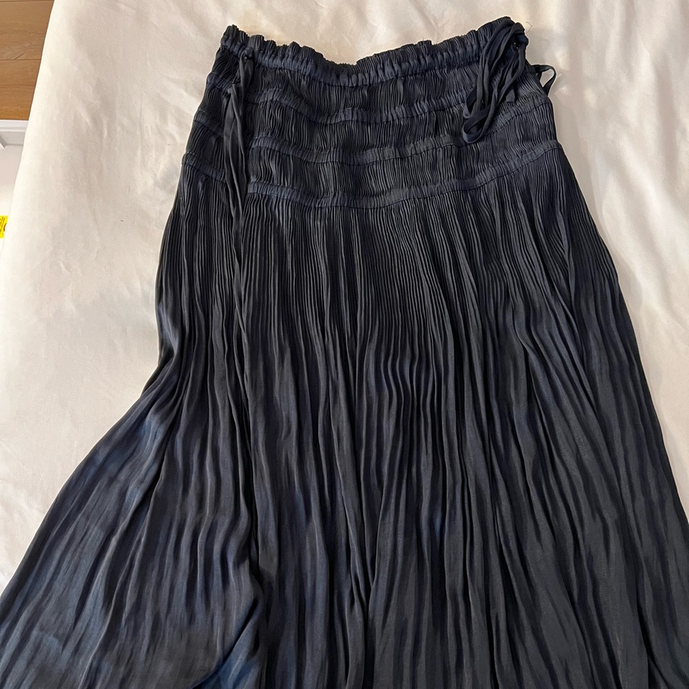 Silky pleated skirt